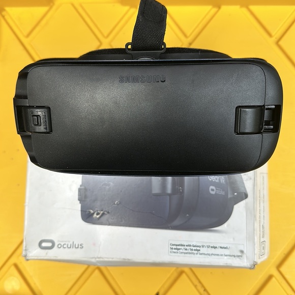Samsung Gear VR powered by oculus Compatible with: Samsung Galaxy S7 etc. 2016 - Picture 2 of 7